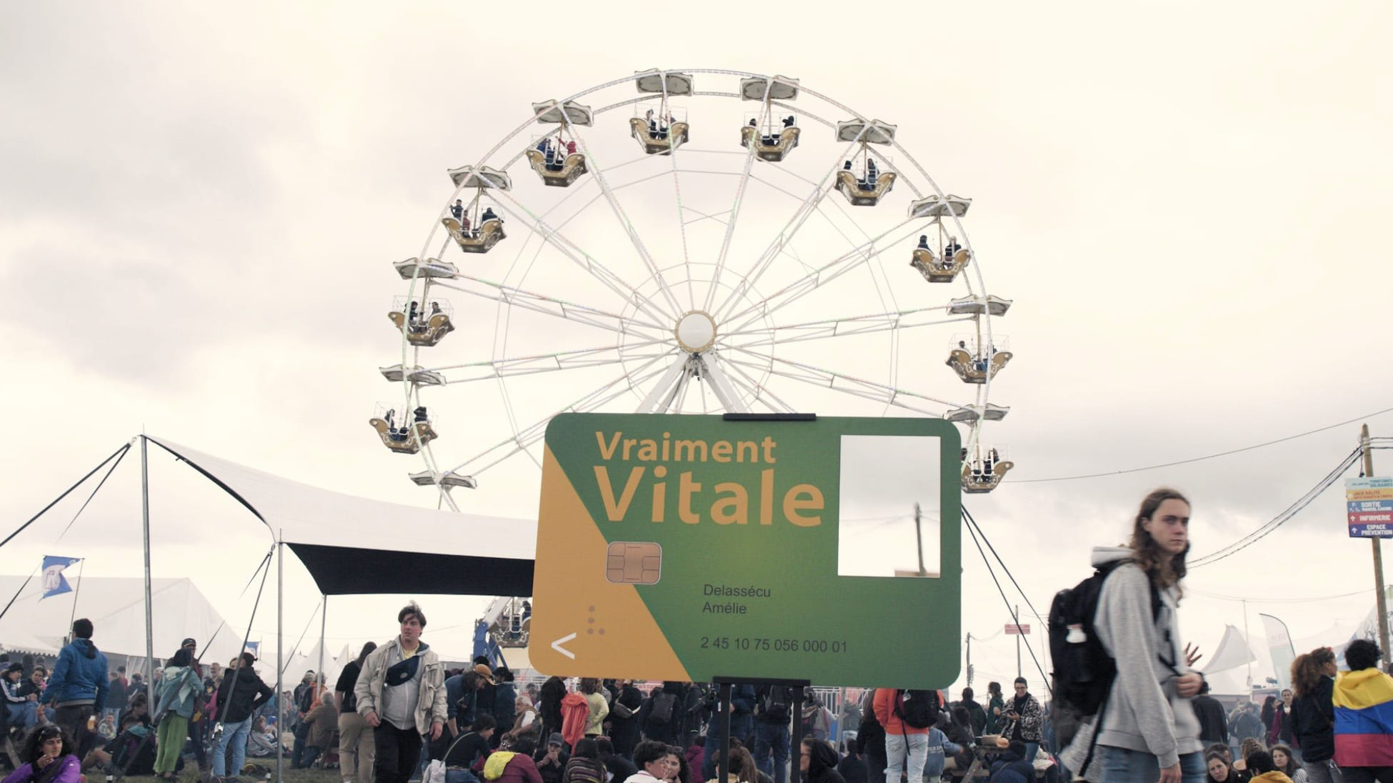 Une carte vitale géante exposée à la Fête de l'Humanité, 2025