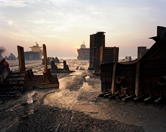 Shipbreaking #13, Chittagong, Bangladesh, 2000 - Crédit : Edward Burtynsky