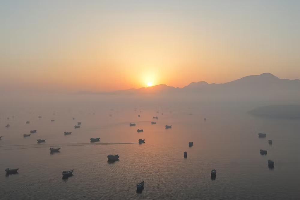 Le détroit d’Ormuz, vu des côtes d’Oman, le 15 juin 2026. STRINGER / REUTERS