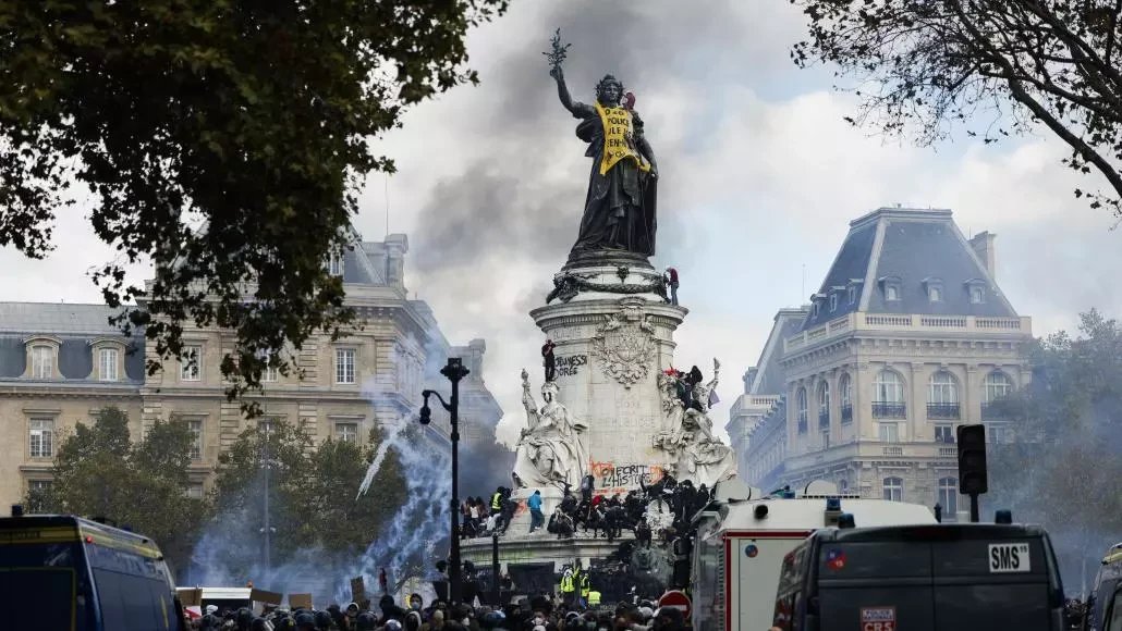 Place de la République à Paris : manifestants au pied de la statue de la République, fumées de gaz lacrymogène et fourgons de CRS