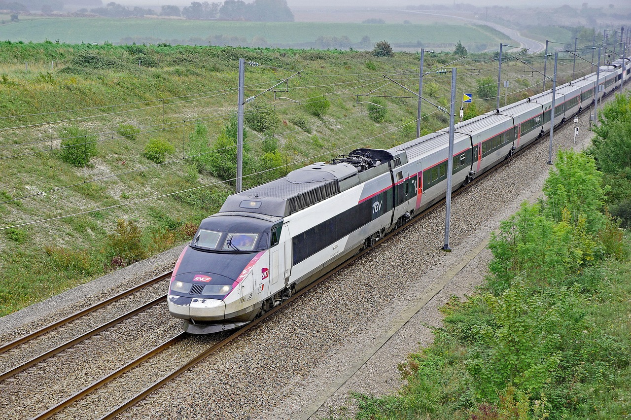 Un train à grande vitesse sur le réseau ferroviaire français. Crédit : Erich Westendarp